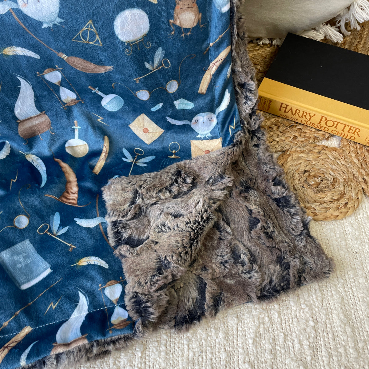 Simple comforter ready to go | Wizarding University [Minky/Faux Fur] 