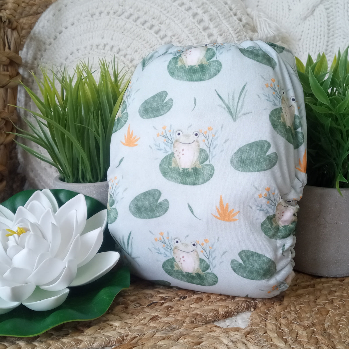 Couche lavable | taille NOUVEAU-NÉ | Saute, saute petite grenouille (tout motif)