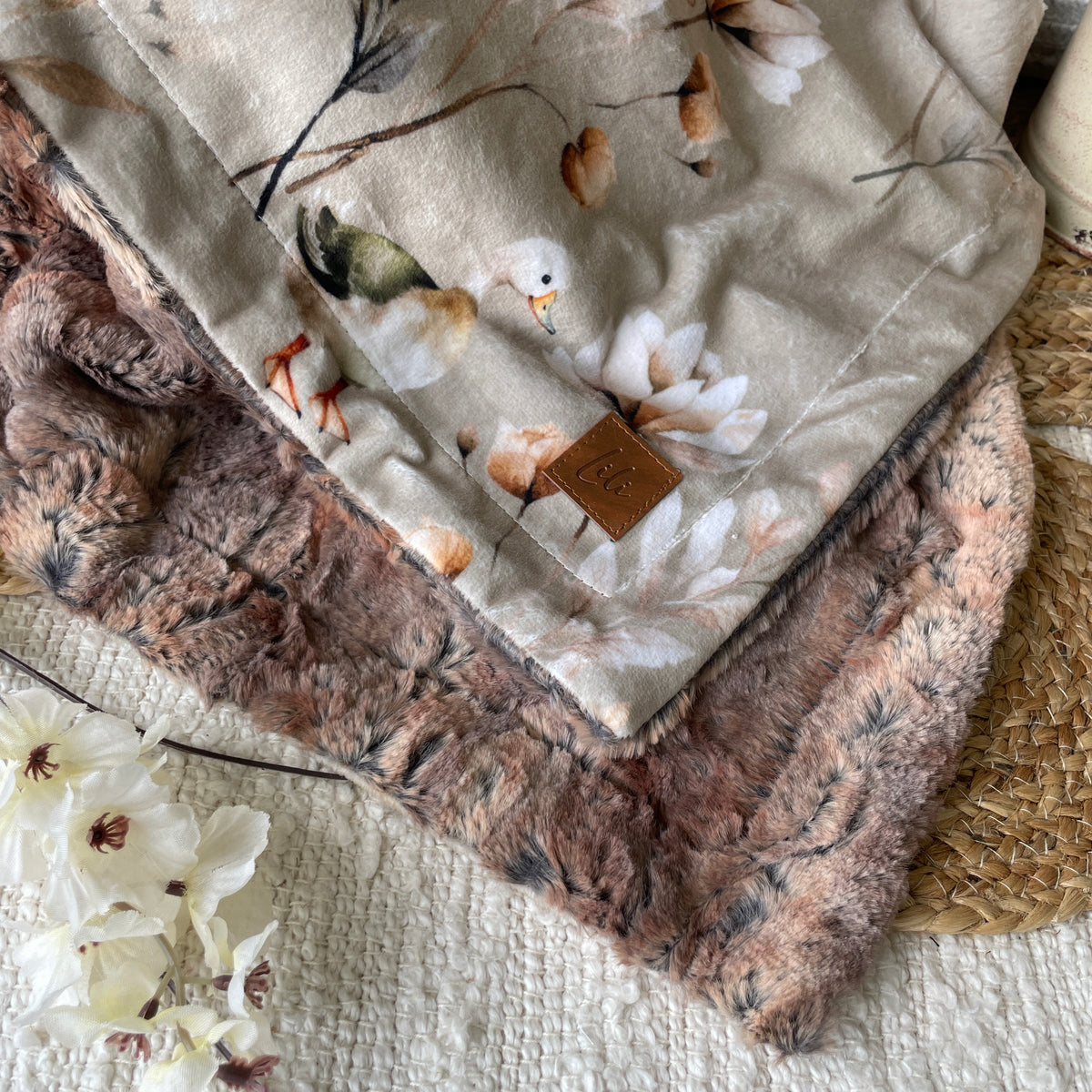 Simple comforter ready to go | Funny ducklings - Beige [Minky/Faux Fur]