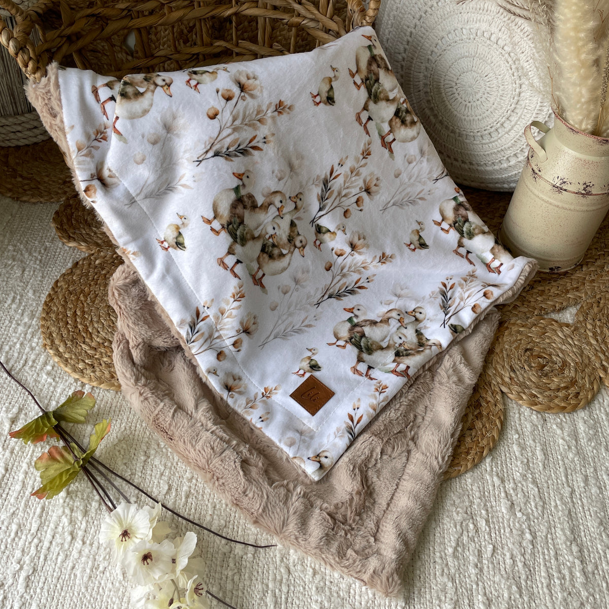 Simple comforter ready to go | Funny ducklings - White [Minky/Faux Fur]