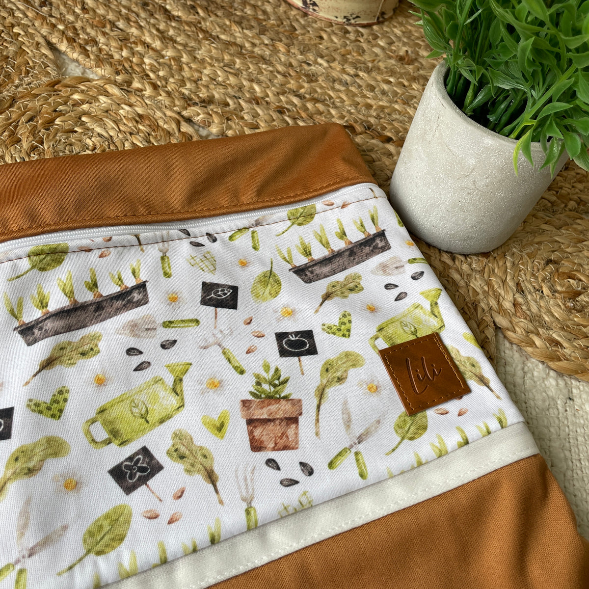 Hanging waterproof bag | Pat gardens